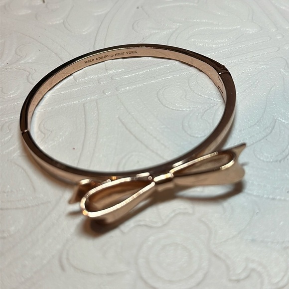 Sold🛍️Kate Spade Love Notes Bangle - Rose Gold Hinged Bangle 1996 Y - Picture 4 of 12